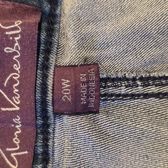 Gloria Vanderbilt Blue Jeans with Embroidered Pockets - Picture 4 of 5